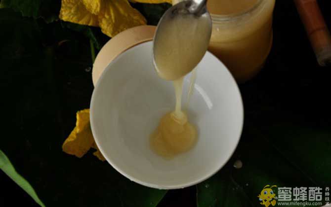 香蕉牛奶蜂蜜面膜怎么做最简单？