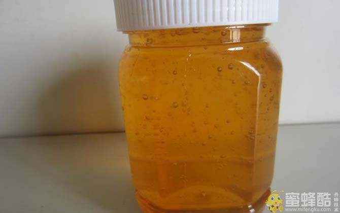 伊犁黑蜂蜂蜜品质高的原因 伊犁黑蜂蜂蜜多少钱一斤？(图3)